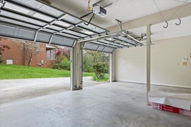 Building Photo - Stunning 3 bed 2.5 bath home in Cove Creek subdivision!