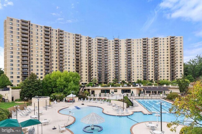 Building Photo - 205 Yoakum Pkwy