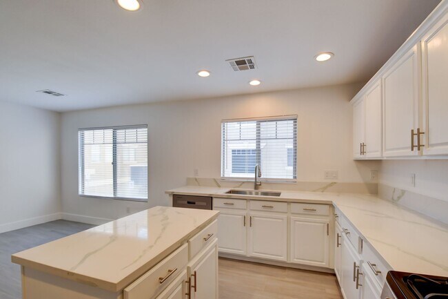 Building Photo - Gorgeous 3 bedroom 2.5 bathroom Townhome c...