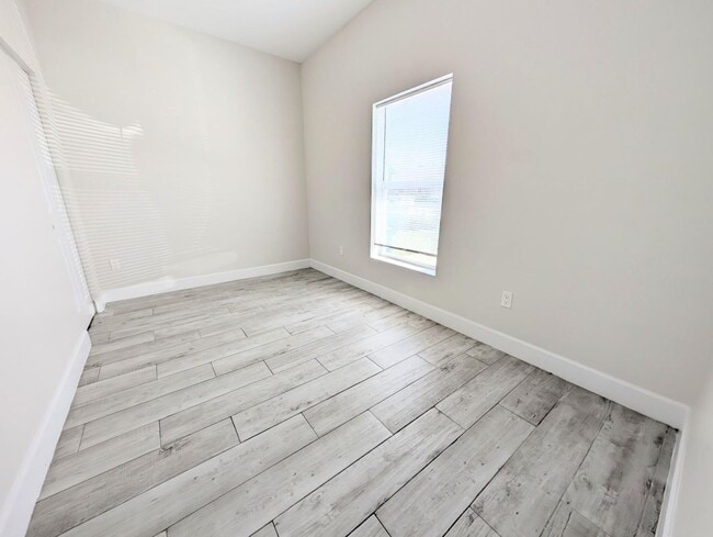 Building Photo - 1566 W 26th Ct