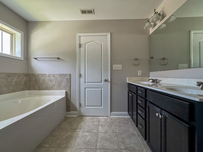 Building Photo - Gorgeous 4 Bed 2.5 Bath Home in West Gate