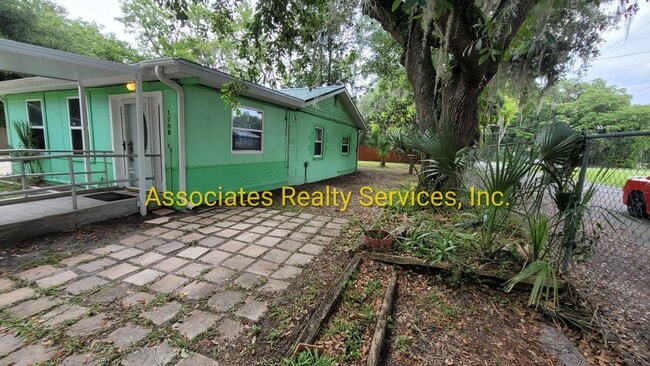 Building Photo - 4 BR, 2 BA  LOOK!!!!   ITS A STEAL!