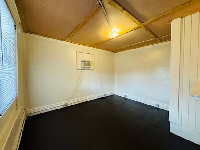 Building Photo - 3 Bedroom/ 1.5 Bathroom House -Near WVU Ma...