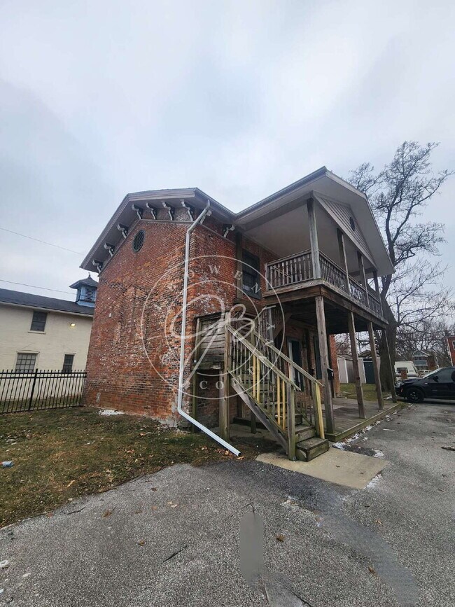 Building Photo - "Charming 1-Bedroom Duplex in Toledo's Vibrant North Huron Neighborhood!"