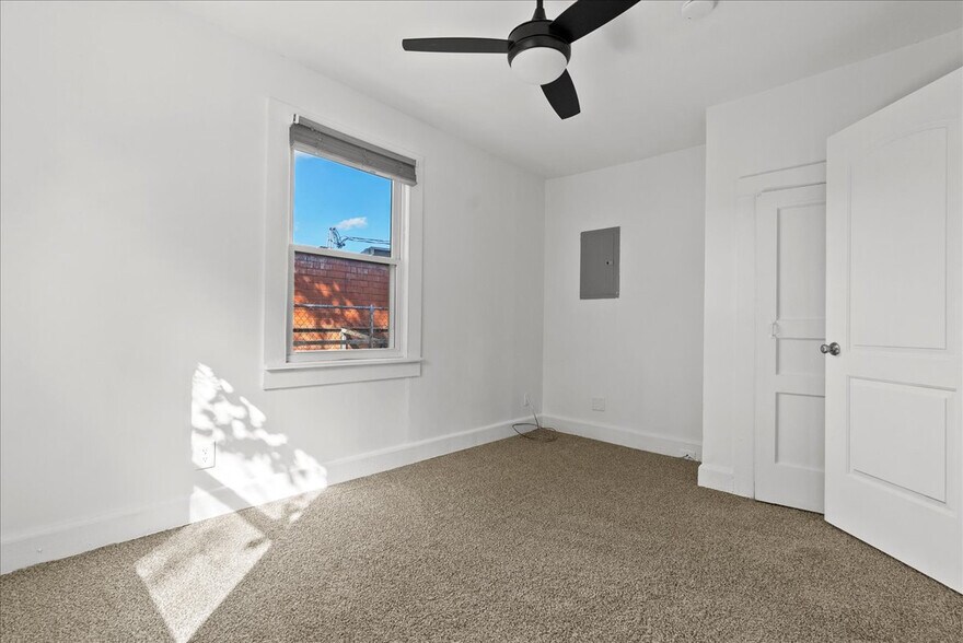 Building Photo - Room in House on Carlton Ave