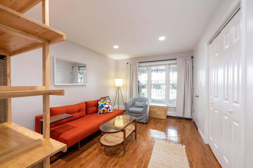 Building Photo - 72 Henry St