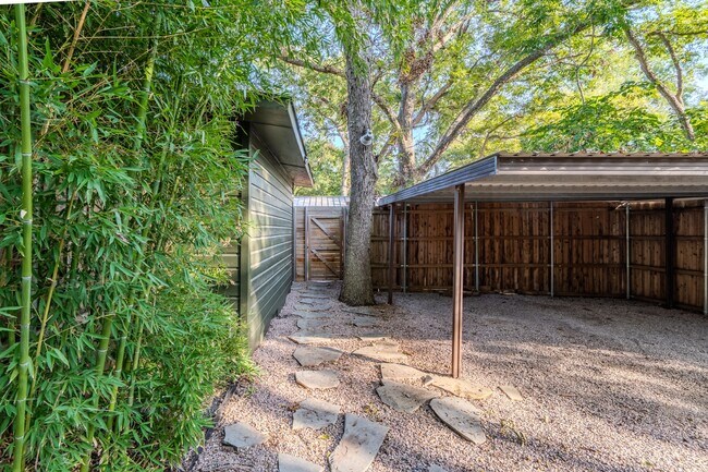 Building Photo - 8571 Eustis Ave