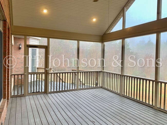 Building Photo - Gorgeous Three Bedroom in Tobaccoville- Mu...