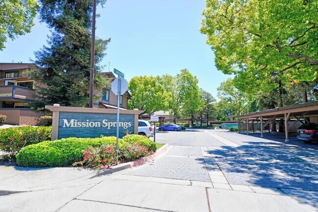 Building Photo - Beautifully Updated 2-Bedroom Condo! - Warm Springs!