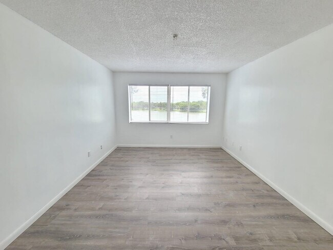 Building Photo - 14850 Naranja Lakes Blvd