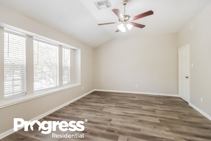 Building Photo - 18450 Hollow Oaks Cir