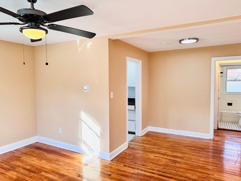 Building Photo - 908 Hudson Ave