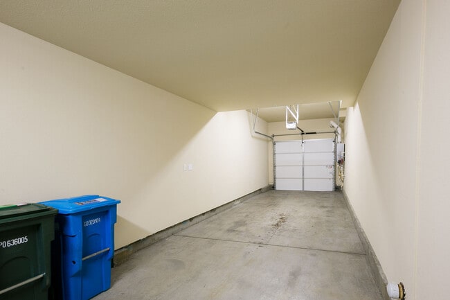 Building Photo - 460 E 28th Ave