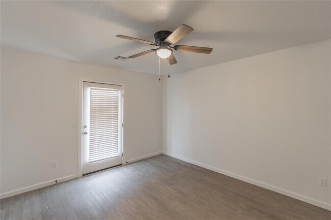 Building Photo - 537 Parkhill Cir