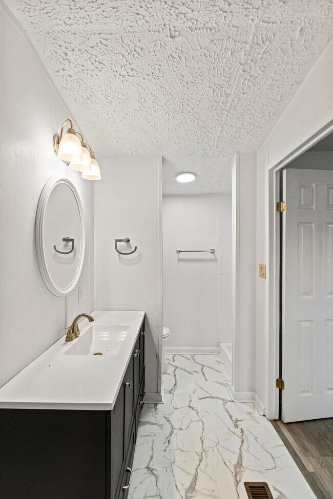 Building Photo - 3 bedroom Available Now!