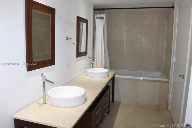 Building Photo - 475 Brickell Ave