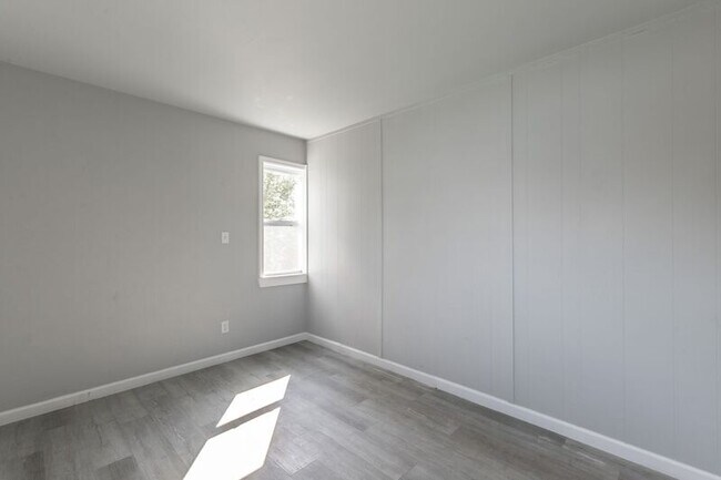 Building Photo - 1812 E 13th St