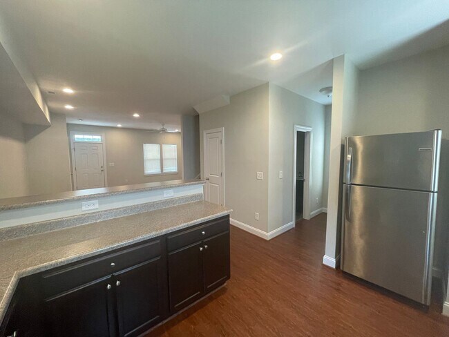 Building Photo - Student Friendly 3 Bedroom Single Family Home