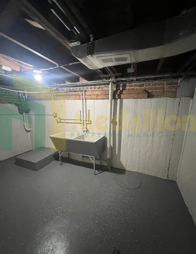 Building Photo - Spacious 4-5 Bedroom, 2-Bath Corner Lot Ho...