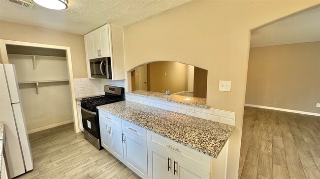 Building Photo - 3303 Glen Spring Dr
