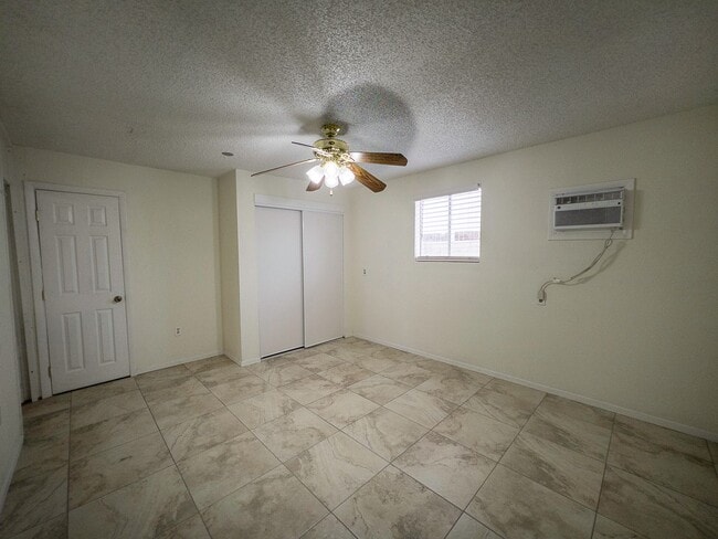 Building Photo - 1 bed and 1 bath located in Henderson!