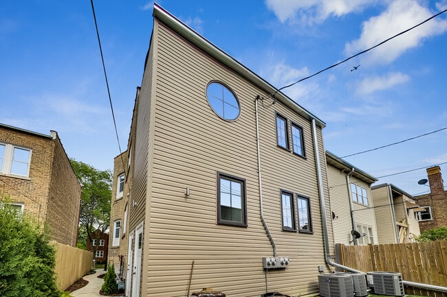 Building Photo - 5050 N Ridgeway Ave