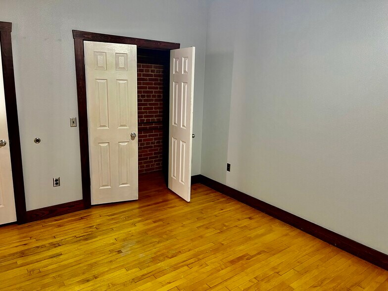 Building Photo - 115 E Tyler St