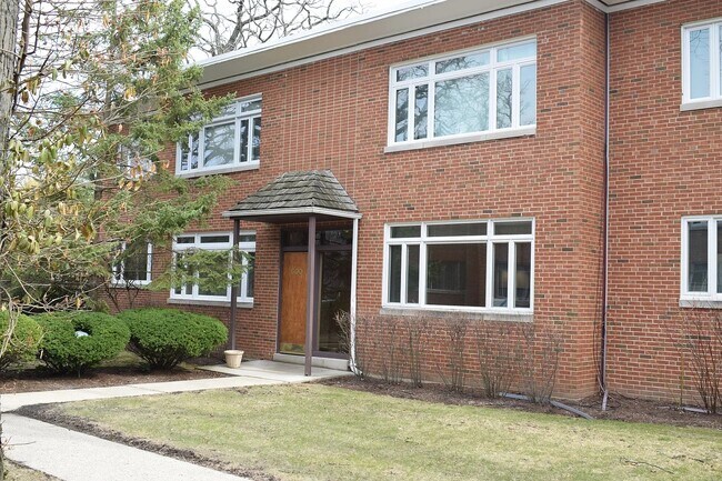 Building Photo - 600 Green Bay Rd