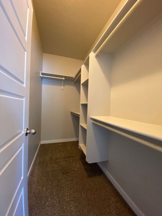 Building Photo - Newer Townhome