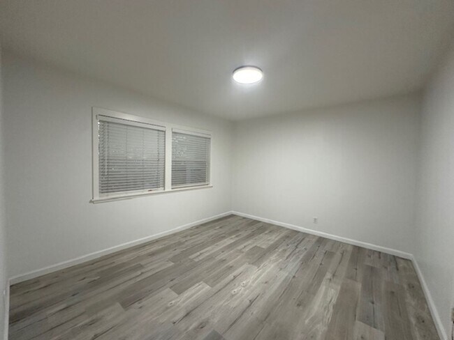 Building Photo - Completely remodeled and located on a quiet tree lines street in a beautiful pocket of Winnetka