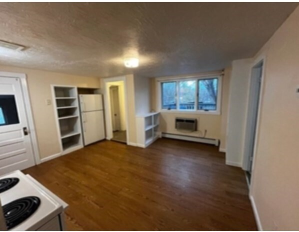 Building Photo - 600 Main St