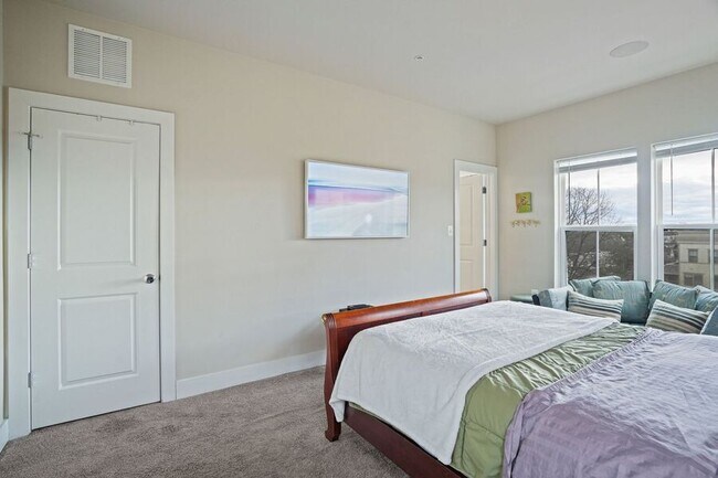 Building Photo - 820 Fern Pl NW