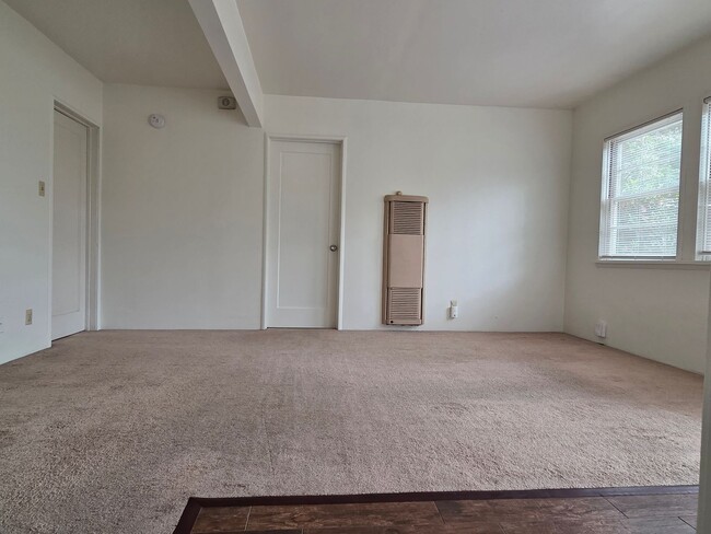 Building Photo - Charming 1-Bedroom Retreat!