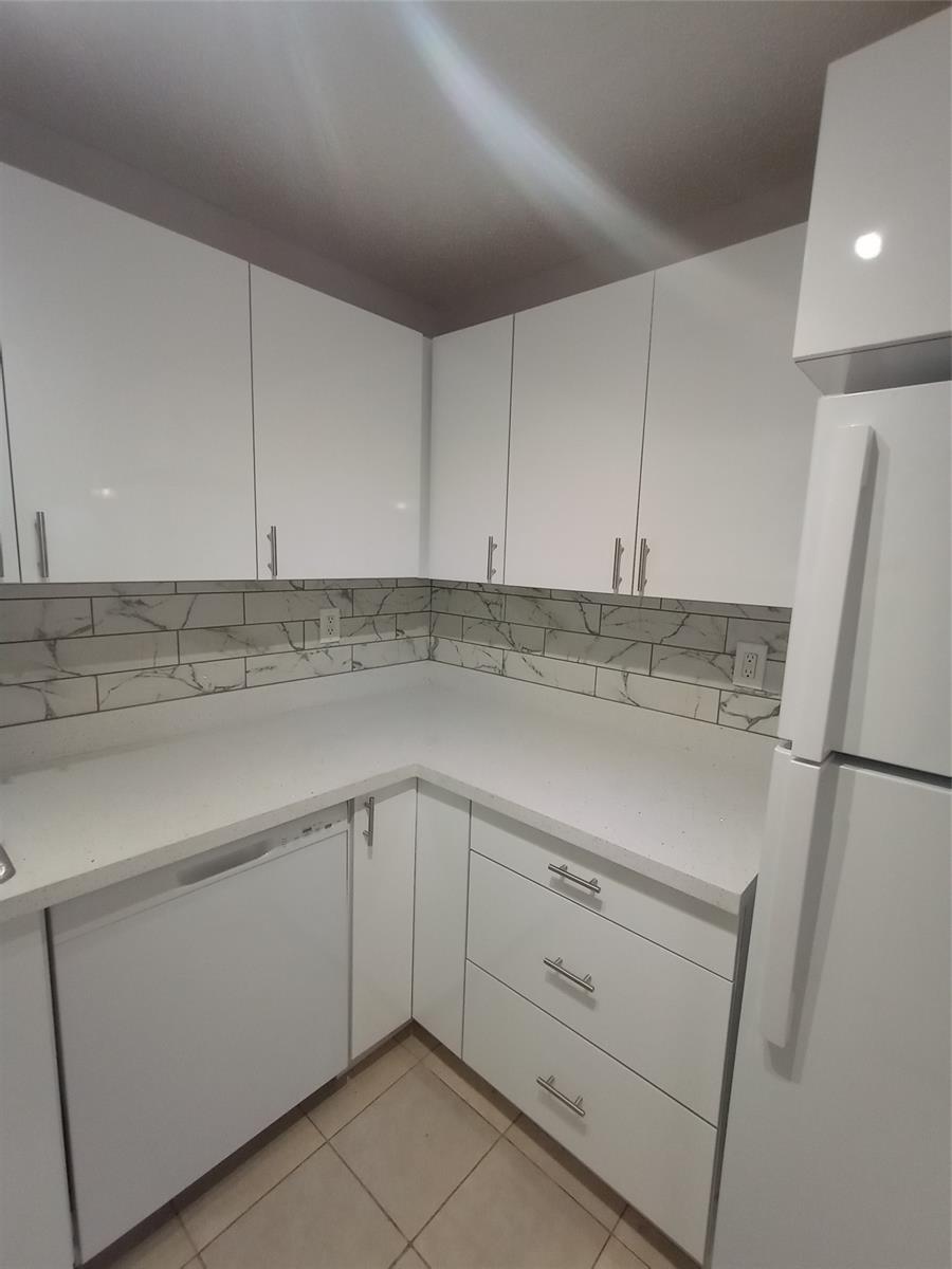 Building Photo - 2641 Riverside Dr