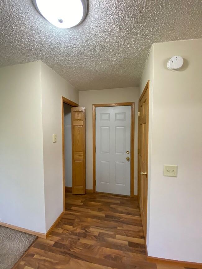 Building Photo - 2 Bed 1 Bath Townhome