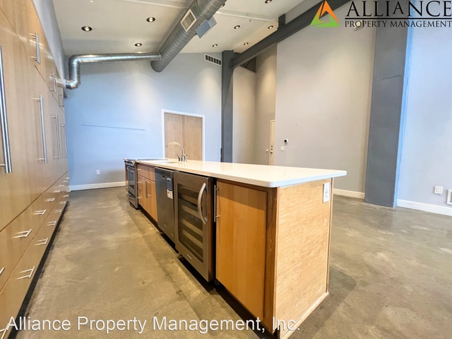 Building Photo - 2 br, 2 bath House - 820 N. Manhattan Ave....