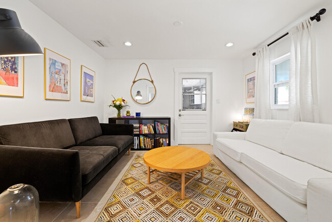 Building Photo - 425 10th Ave