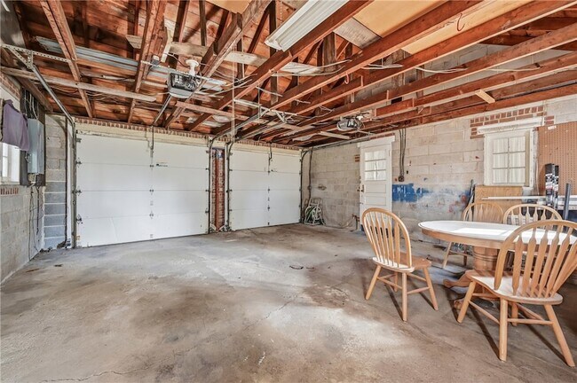 Building Photo - 1060 S Hermitage Rd