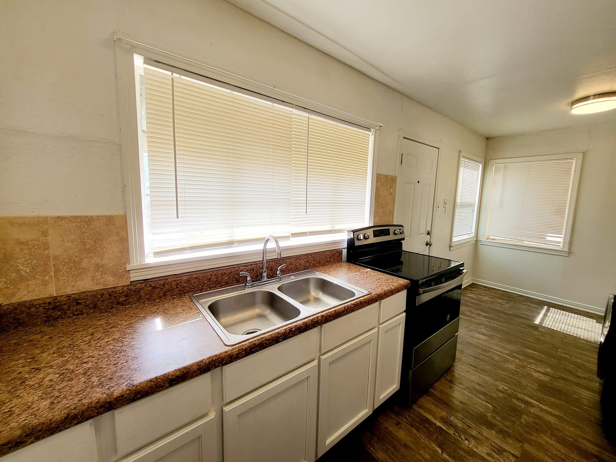 Building Photo - 127 20th Plz