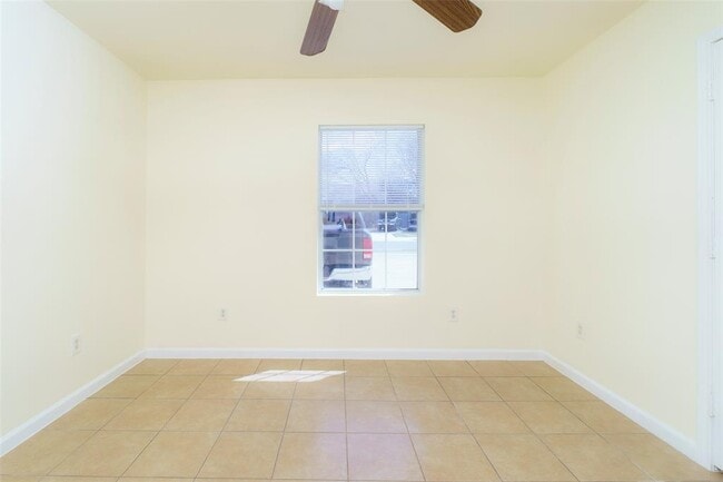 Building Photo - 505 E Applegate Dr