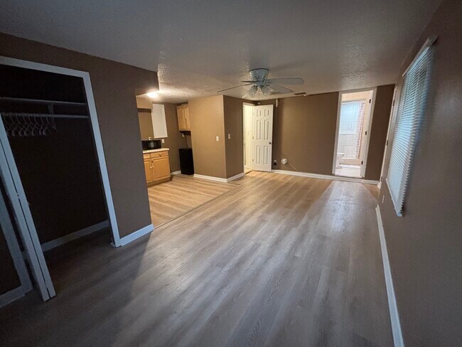 Building Photo - 10 Flamevine Ln