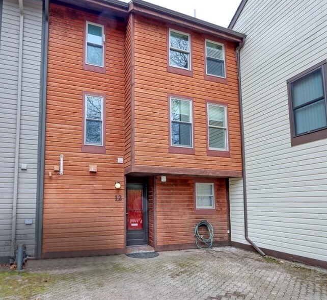 Primary Photo - 12 Lilac Ct