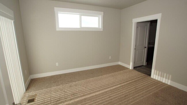 Building Photo - Don't Miss Out On This Five Mile Area 3 Be...