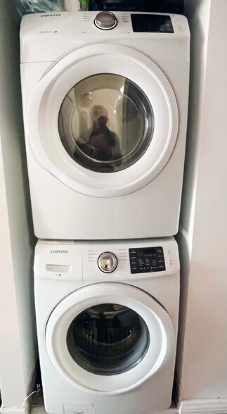 Washer dryer - 740 Putnam Ave