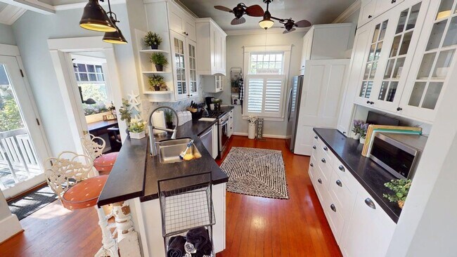 Building Photo - Spacious Historic Home on a Large Corner Lot - Walkable to Many Restuarants and Parks