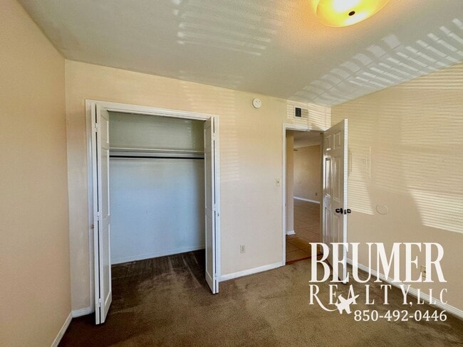 Building Photo - Townhome in SE Pensacola Scenic Hwy locate...