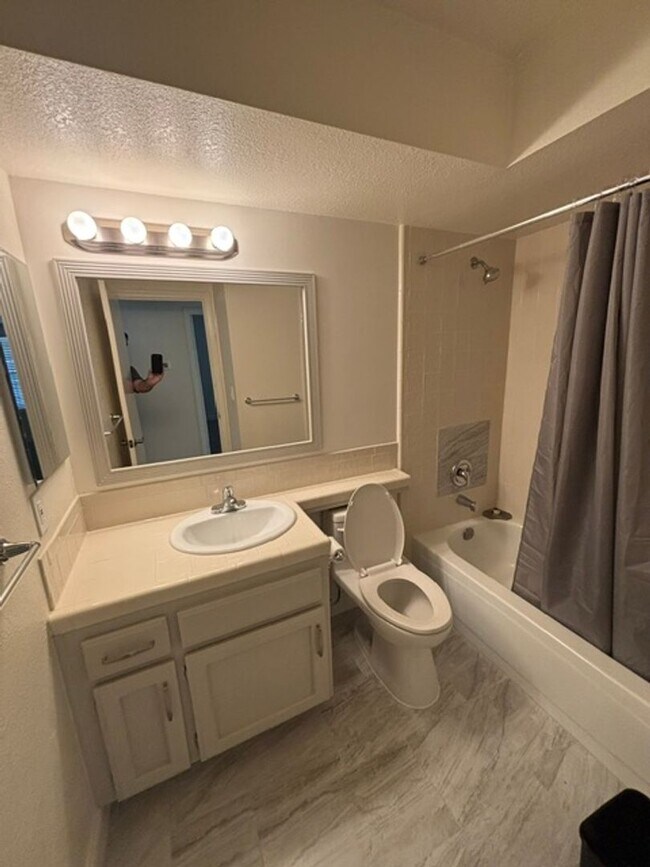 Building Photo - Clean 3 Bedroom / 2 Bathroom home near Stockdale High School, Recently Renovated!