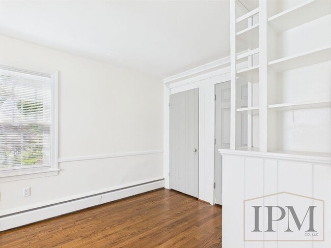 Building Photo - Available Now- Charming 3 Bedroom, 1 Bath ...