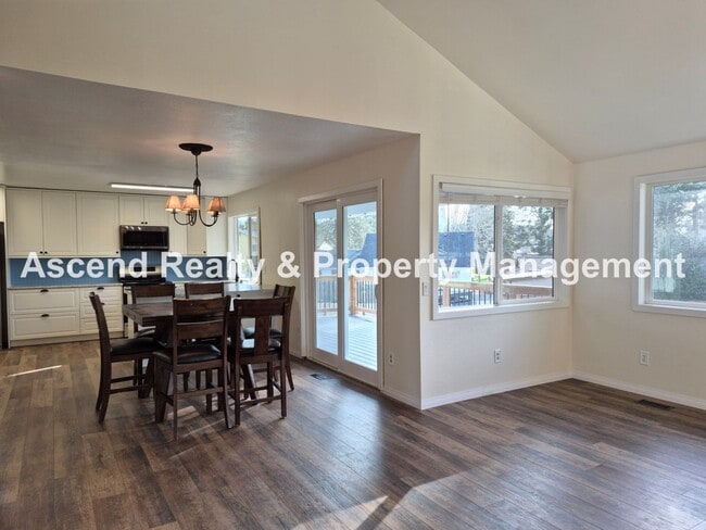 Building Photo - Need Space? This is the Place! Available NOW~Beautifully Updated 4Bed/3Bath Backs to Park Pets OK