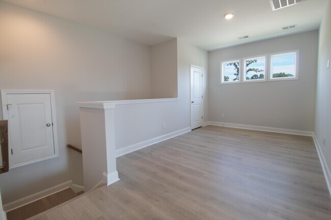 Building Photo - 426 Queenview Ln